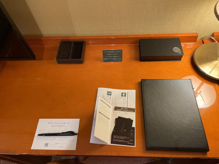 デスク上には館内の注意書きやサービス、メモ帳があります。