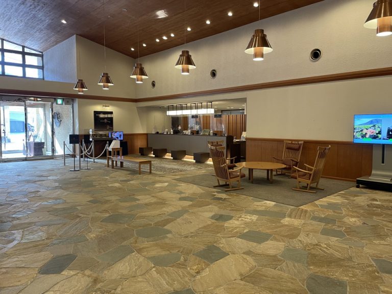 フロントには窓口が4つあり、ロビーと別に待合スペースがあります。