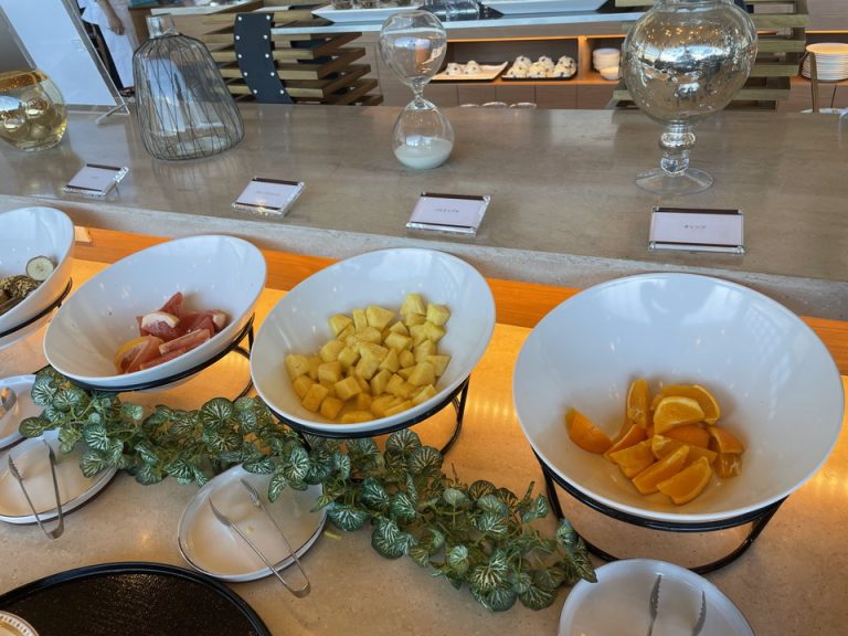 フルーツは定期的に交換されており、衛生的です。