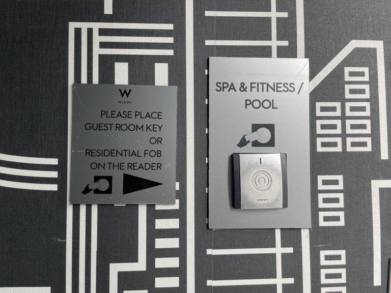 プール入り口のセキュリティ