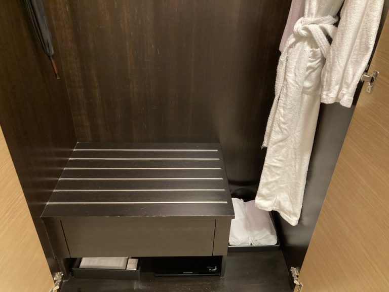 クローゼット内下部