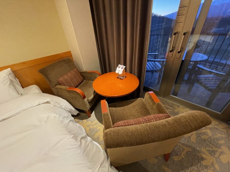 ソファは高級感があり、外が寒い季節は室内からでも浅間山を楽しみながらティータイムができます。