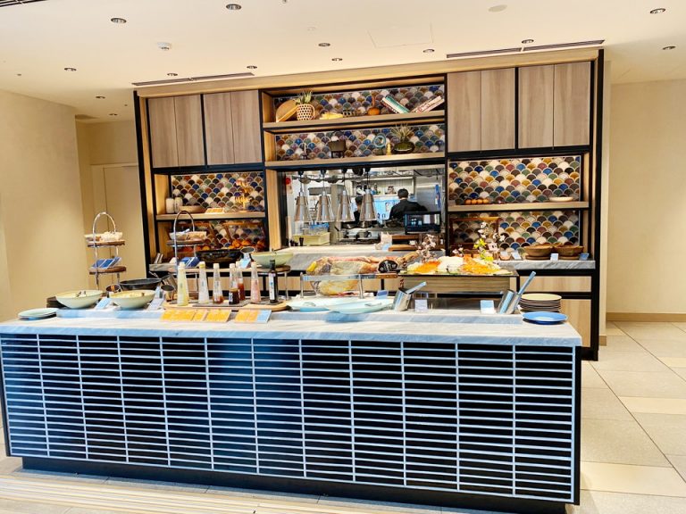 朝食のビュッフェ台