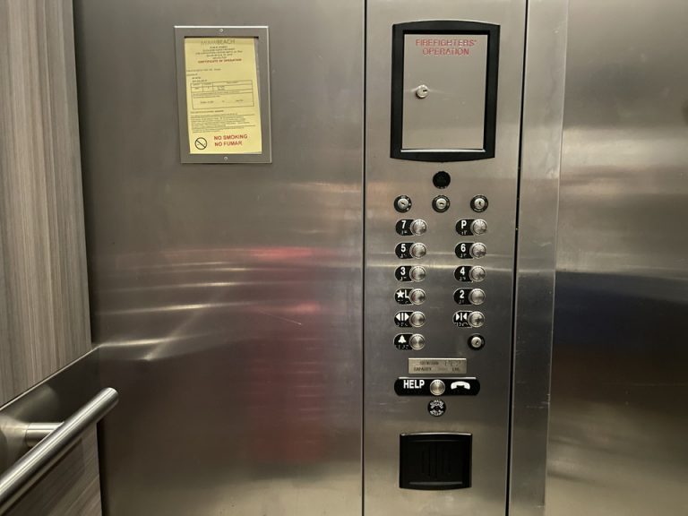 エレベーター外内側