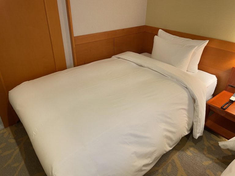 ベッドリネンは白で統一されており、枕は2種類の硬さが置かれています。