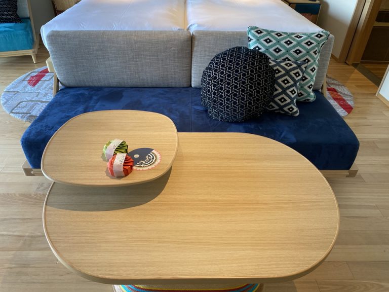 2〜3人がけソファとテーブル