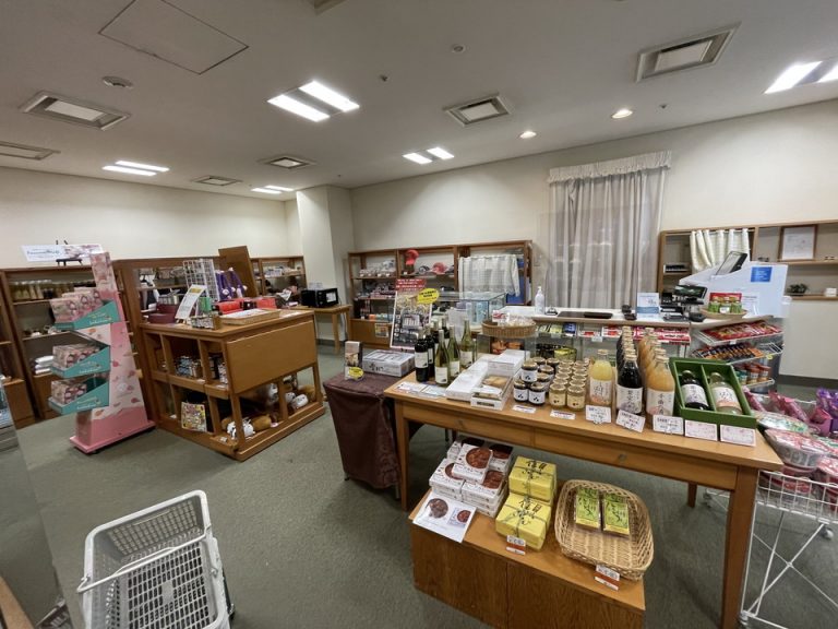 館内ショップにはお酒やご当地土産だけでなく、ゴルフウェアも販売されています。