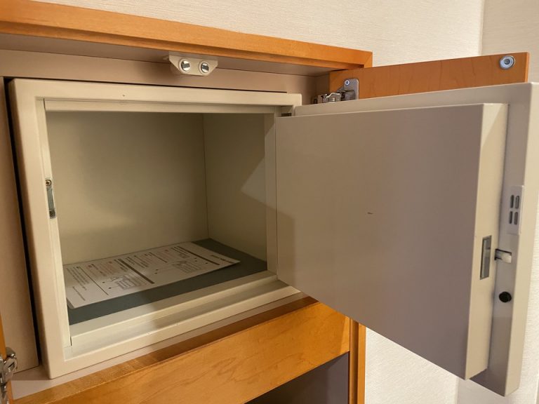 セーフティボックス内に段などはありません。