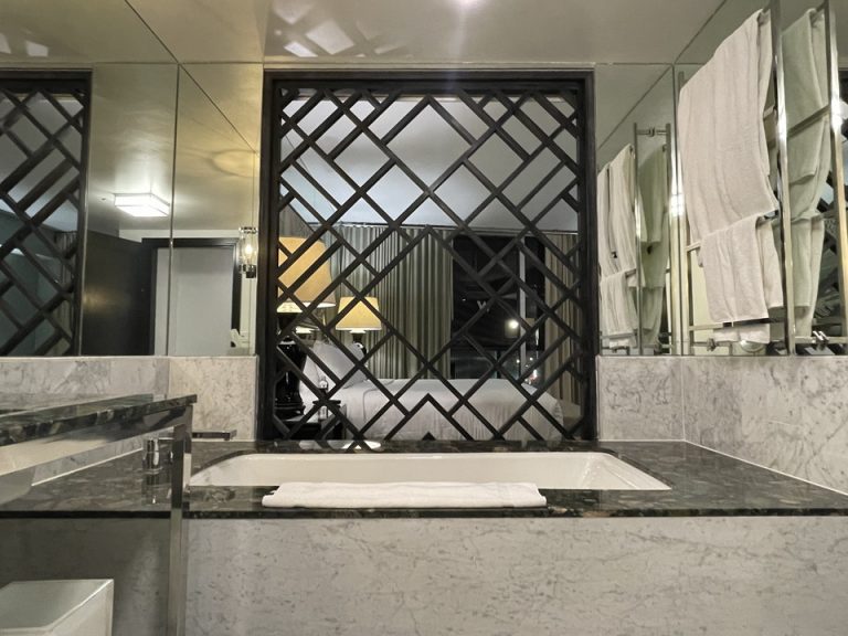 バスルームから部屋