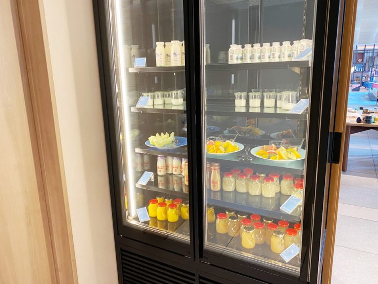 朝食のビュッフェコーナー・ドリンク・ヨーグルト・フルーツ