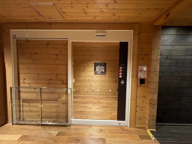 温泉の入口です。ドア右側の黒い部分にルームキーをタッチするとドアが開きます。