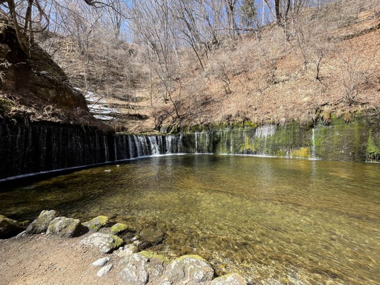 車やバスを使えば、名所である白糸の滝へ行けます。(今回は行きませんでしたが、付近にはアウトレットや旧軽井沢銀座などの観光地もあります。)