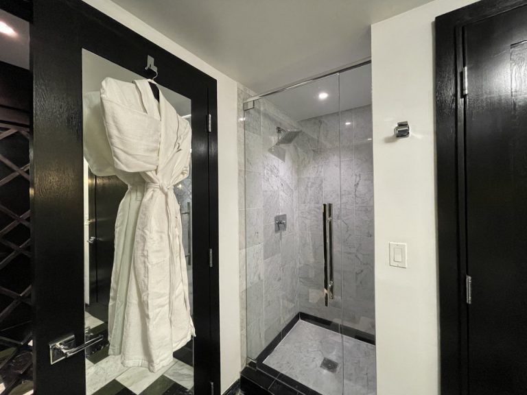 バスローブとシャワー