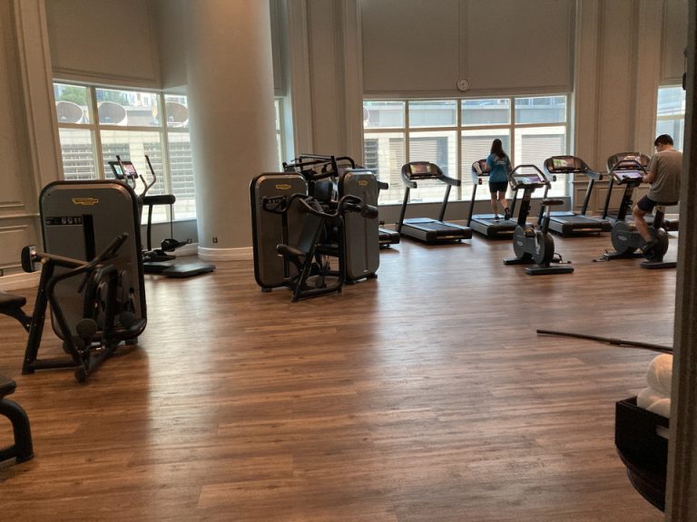 ジム入口から全体(1)