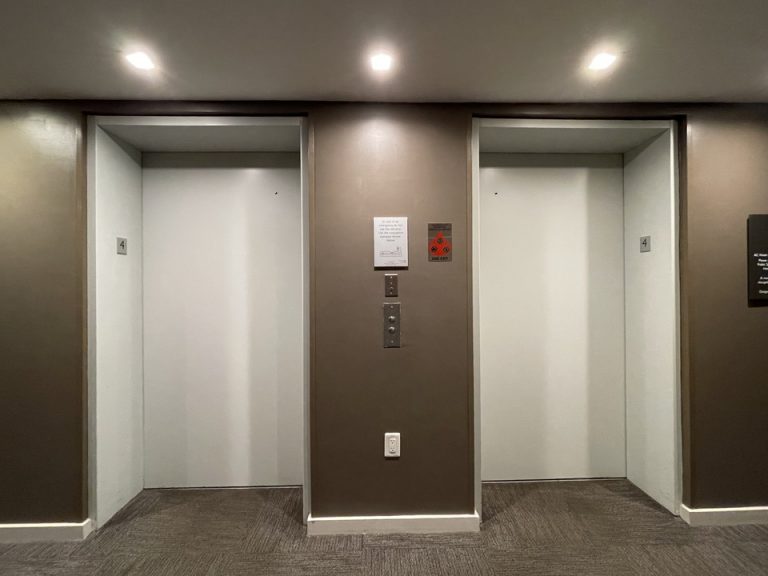 部屋のフロアのエレベーター(1)