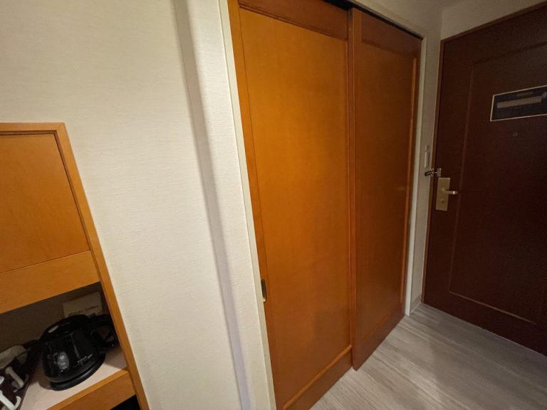 クローゼットは横開きです。