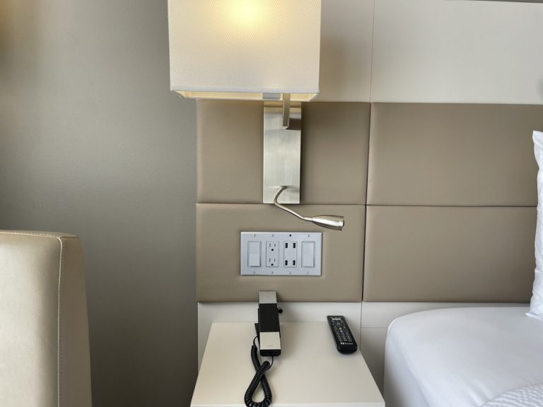 ベット横のコンセント