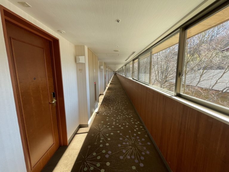 浅間山が見える片側しか客室はないため、廊下は細いです。