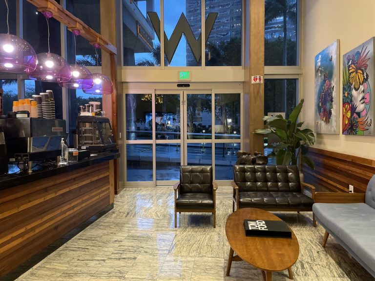 フロント横のコーヒーshop