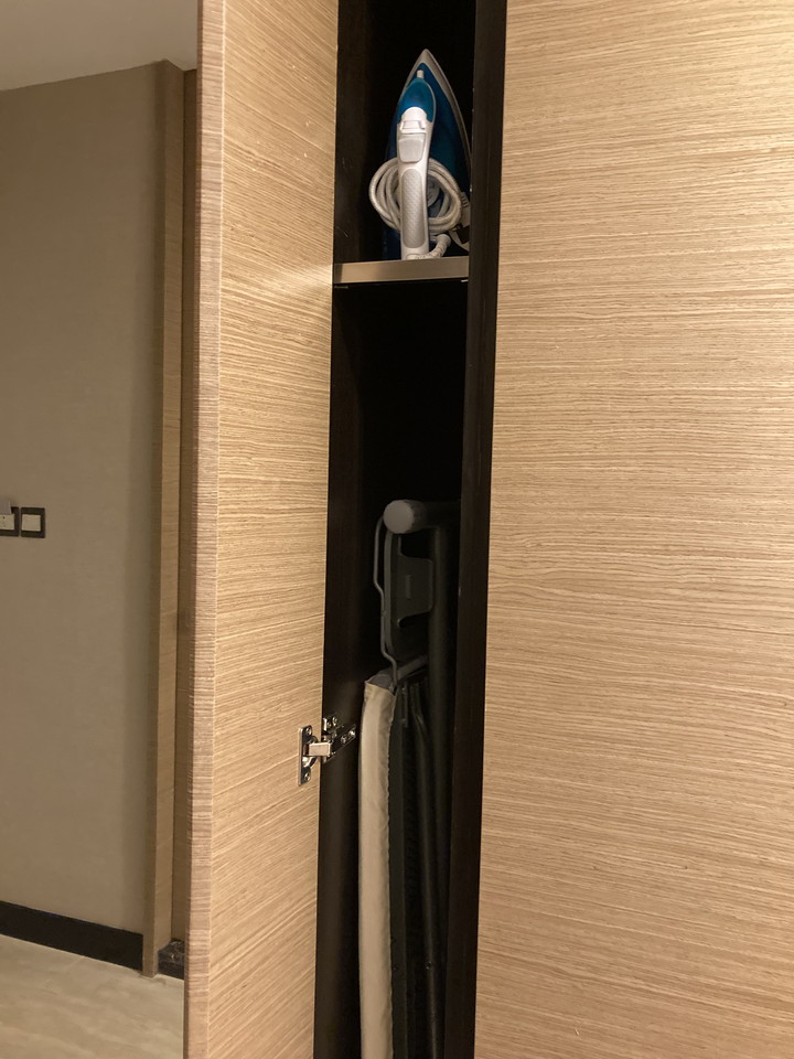 クロゼット横扉(アイロン、アイロン台)