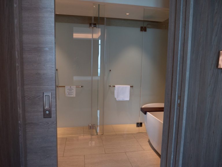 バスルーム入口から全景jpg