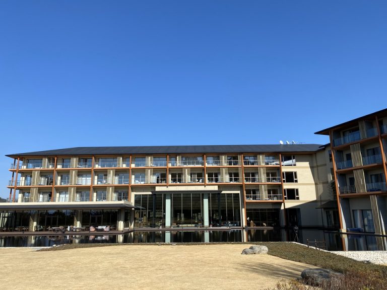 ホテル外観(庭から撮影)