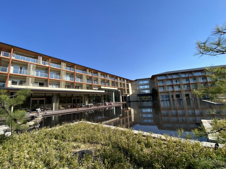 ホテル建物全体(庭から撮影)