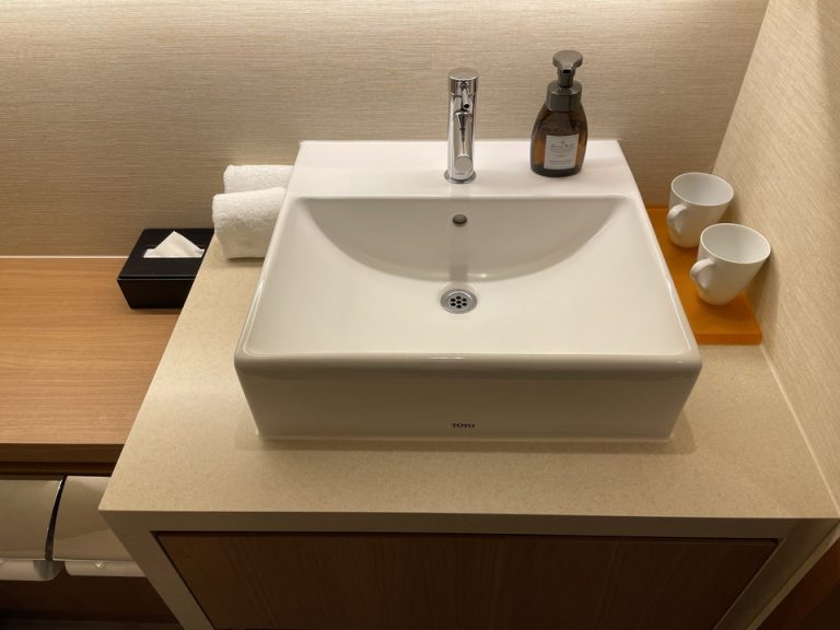 洗面台はトイレの横にあり、シンプルな作りです。