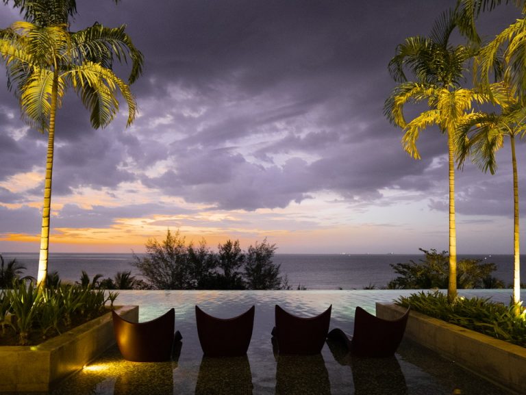 プールでの夜景