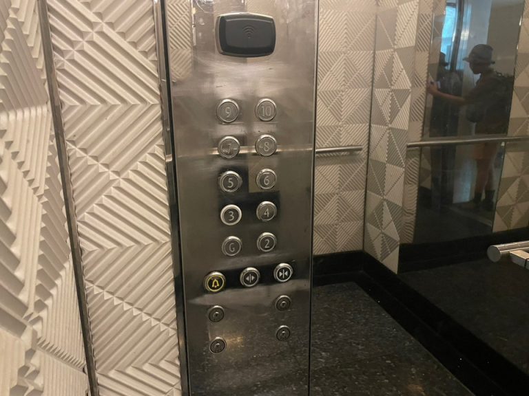 エレベーター階数ボタン