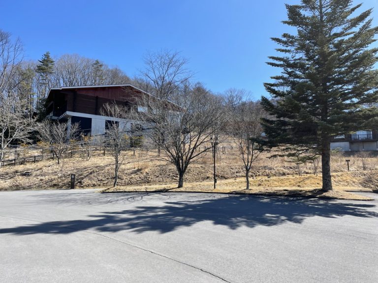 温泉棟の外観です。ホテル全体は敷地が広すぎるためカメラで収められなかったので、宿泊棟の建物外観とこちらの写真を合わせてホテル全体とさせていただきます。