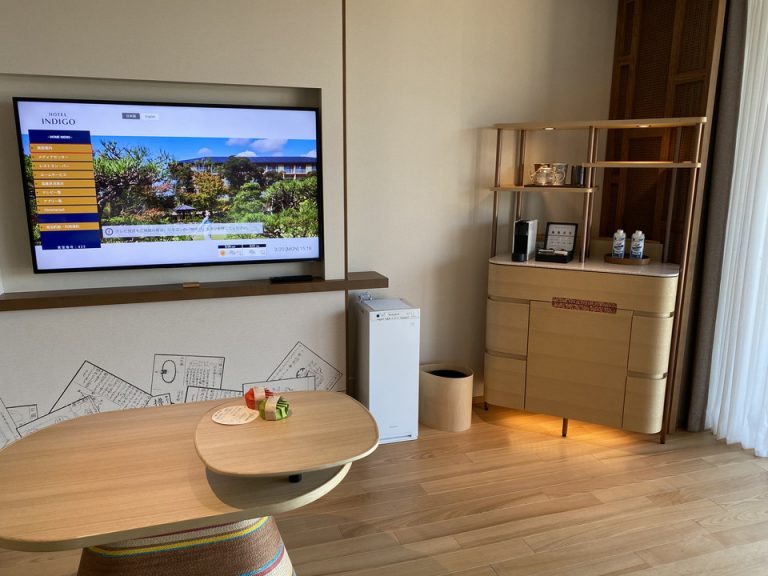 ベッド側から撮影したテレビ