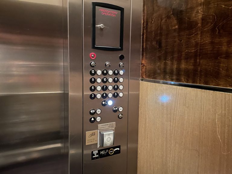 エレベーター中