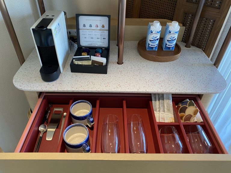 コーヒーマシーン・水・グラス類