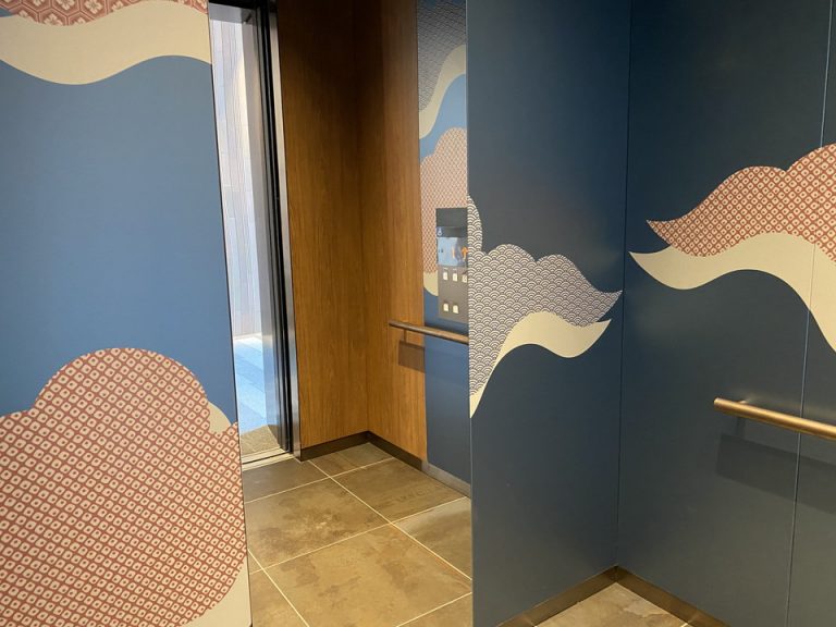 エレベーター内観