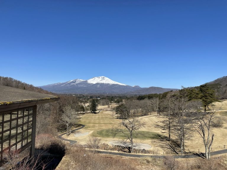 昼の眺望です。浅間山にはまだ雪がかかっており、ゴルフコースも見えて清々しい景色です。