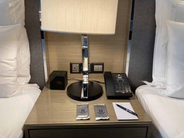 ベッドサイドテーブル