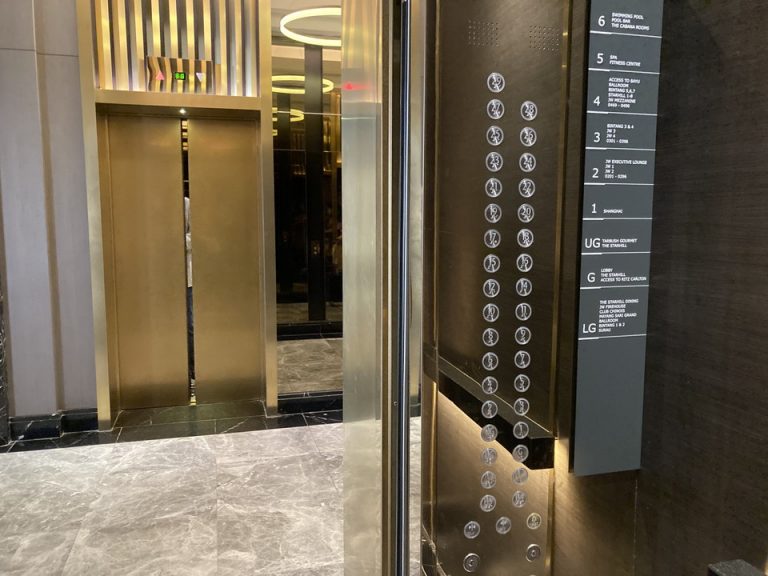 エレベータ内ボタン