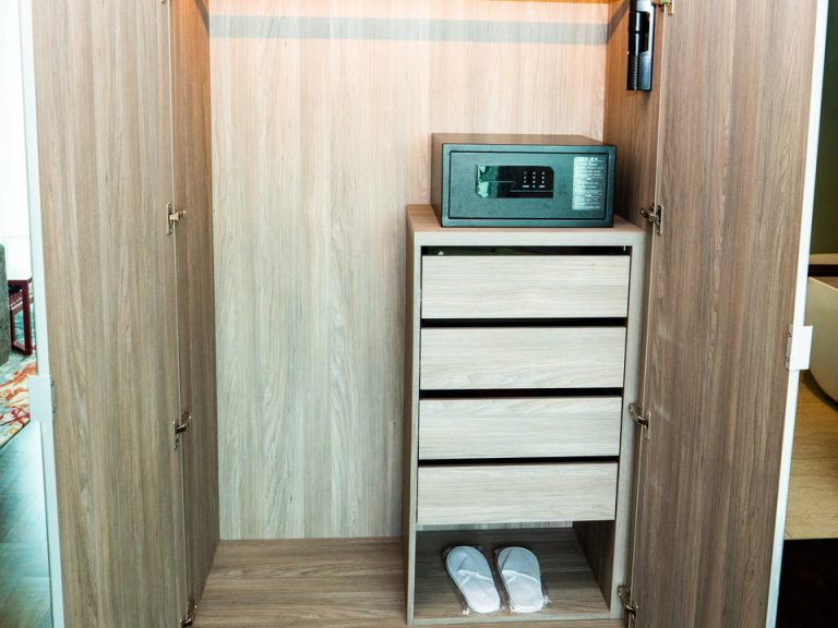 クローゼット外観(開けた状態)1