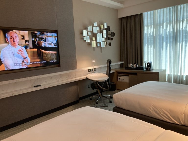 ベッド方向からテレビ(1)