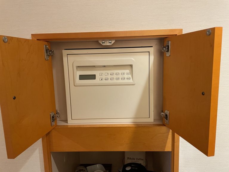 扉の中にセーフティボックスがあり、ボタン式です。