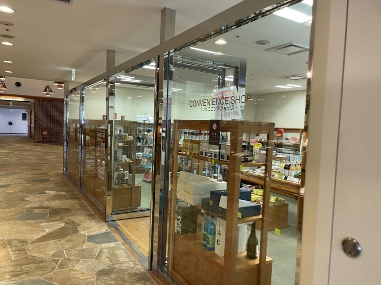 コンビニエンスショップという名前ですが、チェーンのコンビニではなくお土産ショップです。