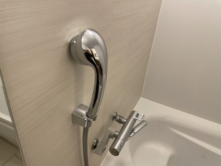 シャワーヘッドは強さの切り替えなどは無いシンプルなものです。