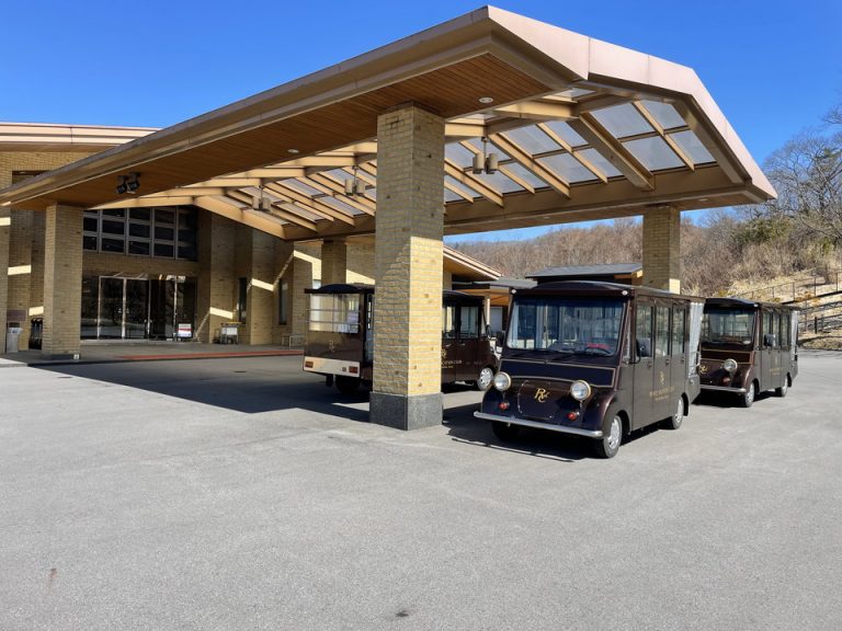 エントランス外観です。レトロな雰囲気の迎車が並んでいます。