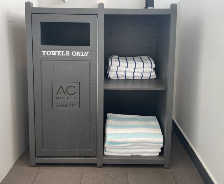 プール入り口にはセルフでタオルが借りられます