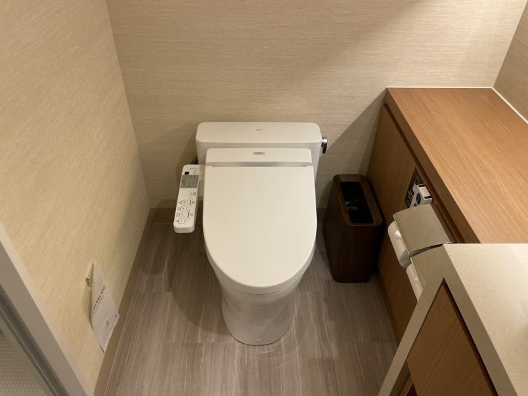 トイレの横にサニタリーボックスやゴミ箱があります。