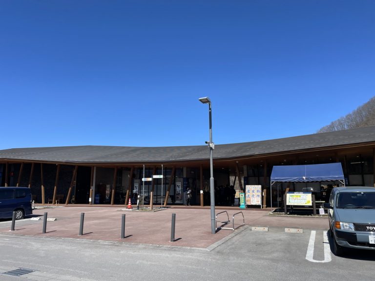 発地市場という、地元の農産物が集まるところです。そば打ち体験などもあります。