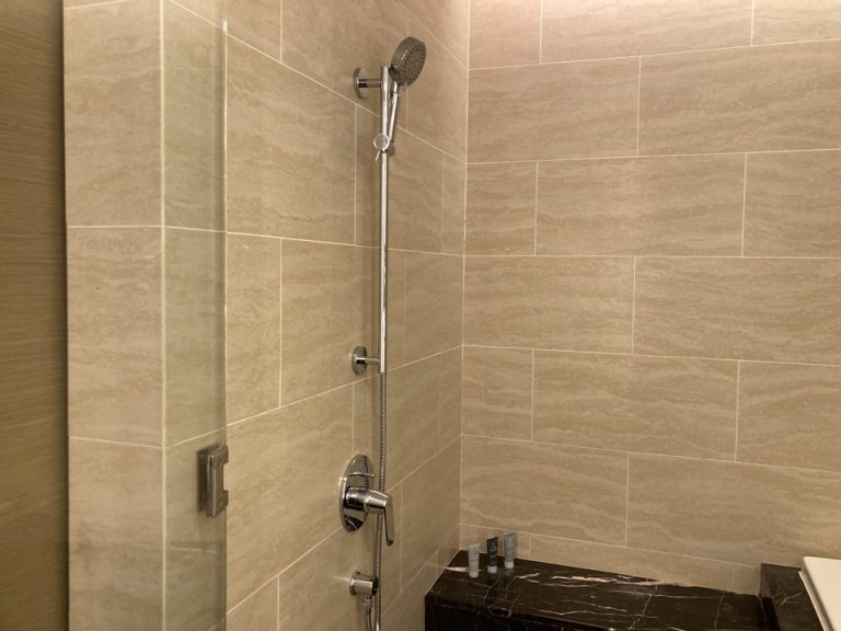 バスルームシャワー