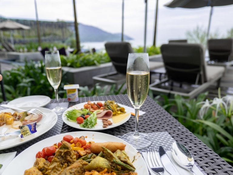 朝食時にシャンパンが無料で