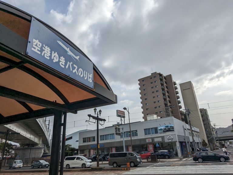 ホテル向かいの国道202号線に長崎港行きバス停